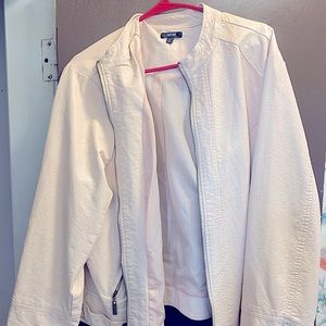 This jacket looks incredibly cool on us plus size women it’s very stylish